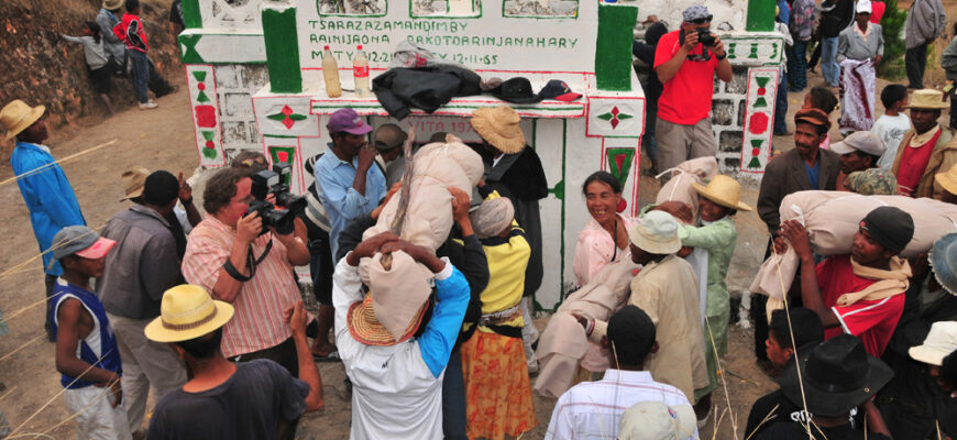 Фамадіхана: мадагаскарська традиція перевертання кісток 5 fama