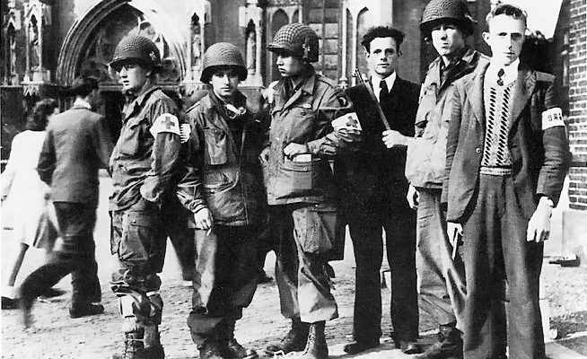 Вторгнення в Низькі країни 1940: німецький блискавичний план і крах оборони союзників 3 101st with members of dutch resistance