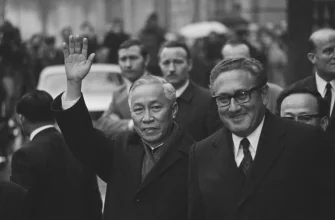 Сполучені Штати ведуть переговори про вихід з В’єтнаму 17 north vietnamese leader le duc tho and us national security advisor henry kissinger