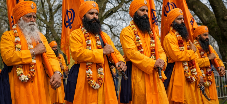 Вайсахі: історія, релігійна трансформація та культурний вимір свята сикхів 30 sykhy u svyatkovomu protsesiyi