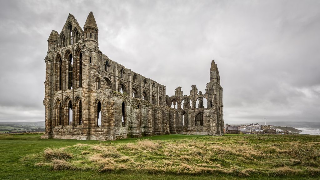 Готичні собори — як працюють арки, вітражі й склепіння 3 timhill whitby abbey 2805489